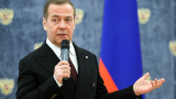 Медведев разругался с нейросетью «Яндекса» и потребовал объявить топ-менеджеров компании иноагентами

